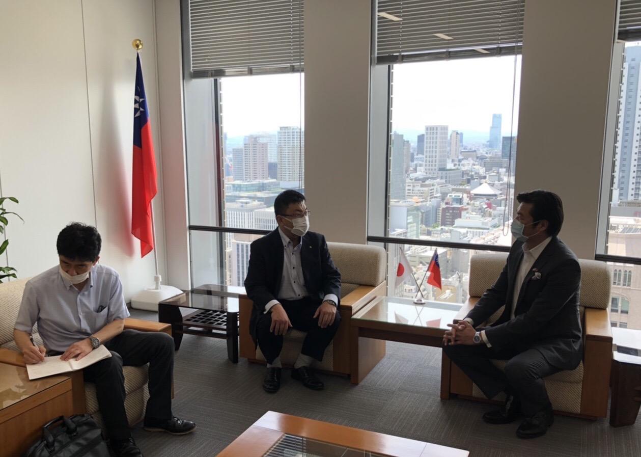 香川縣大阪事務所武本哲史所長(中)及川原一敏副所長(左1)來處拜會