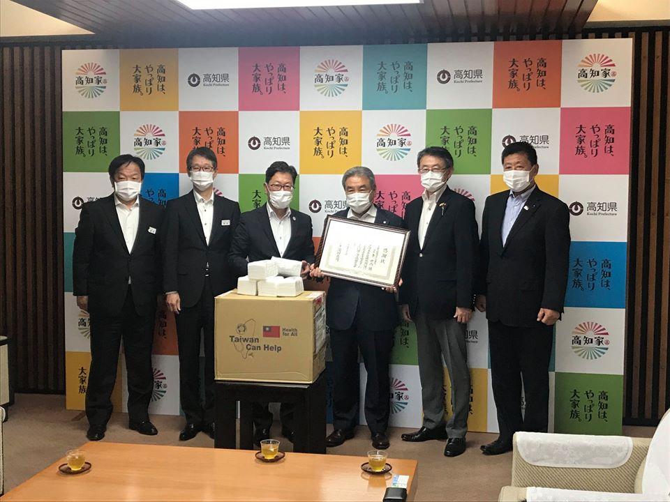 濱田知事（左三）及高知縣日臺親善協會有田憲一會長（右三）、高知縣日臺友好議員聯盟森田英二會長（右一）等人合影