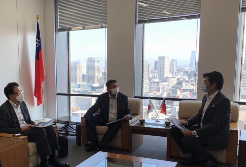 李處長（右）與中平市長及山崎課長座談