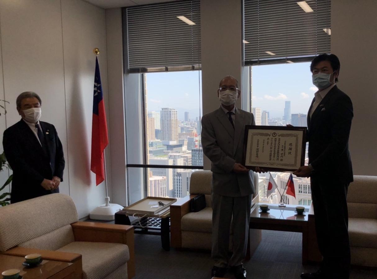 李處長（右）有田會長（左）及濵渦所長（中）