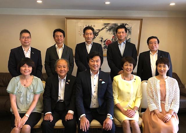 李處長（前排中）與辻會長（前排右二）、本田議長（前排右一）、洪里會長（前排左二）、大內議員（後排右一）、岡崎議會（後排右二）、山下議員（後排中）、竹下議員（後排左二）等人合影