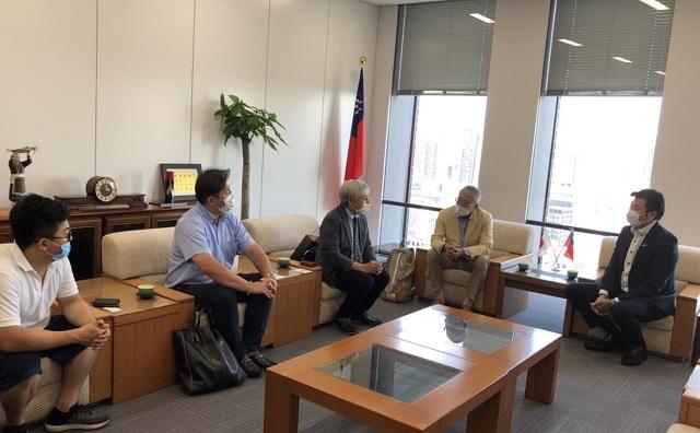 李處長(右一)、城年德會長(右二)、加藤就一代表(中)、小松義明專務取締役(左二)、蔡維哲代表(左一)