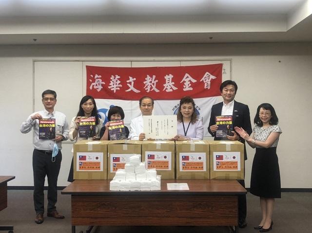 (左→右)玉榮幸信事務局長、楊慧萍僑務秘書、菅井亞由美護理長、增山里院長、謝美香董事、李世丙處長、東京台灣商工會大川佳那副會長