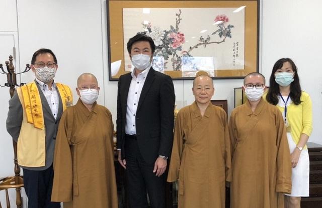 國際佛光山潘振興會長(左一)、李處長(左三)、臨濟宗大阪佛光山寺住持覺用法師(右三)、楊慧萍秘書(右一)