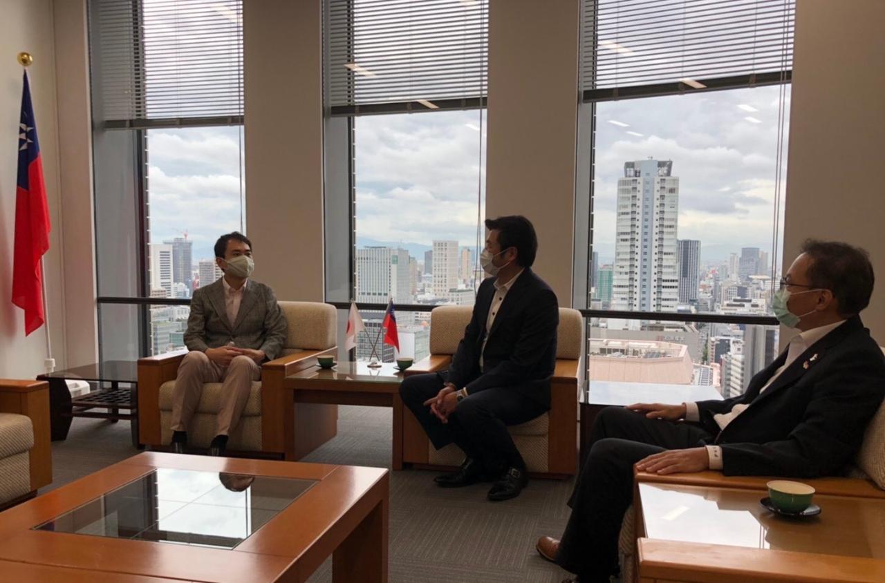 李處長（中）、張副處長（右）與村上前眾議員（左）座談