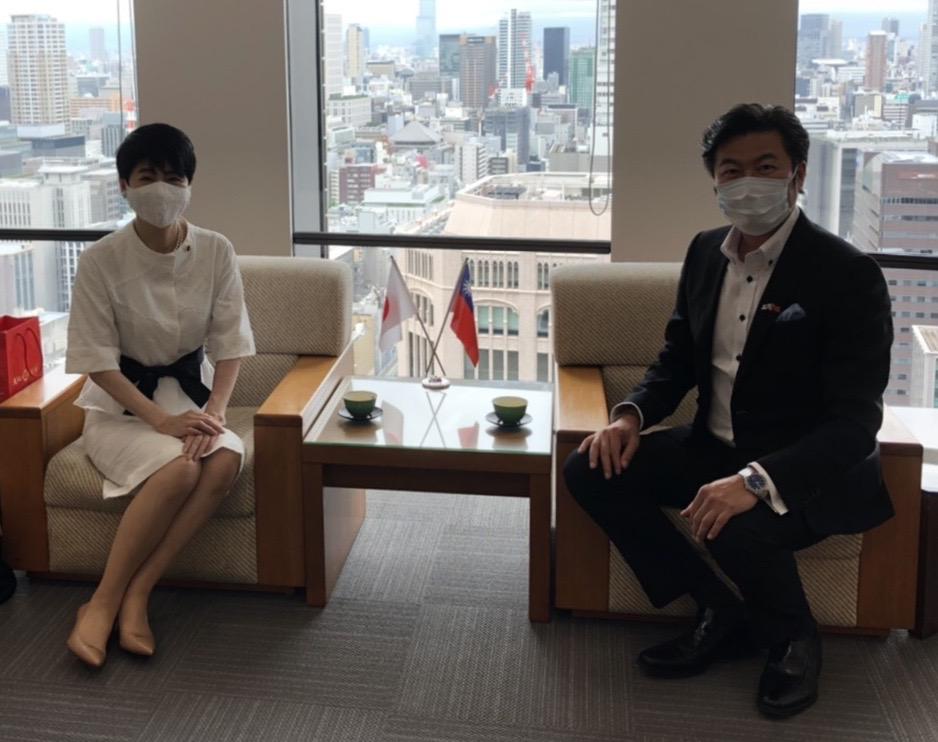 李處長（右）與廣田前議長（左）合影