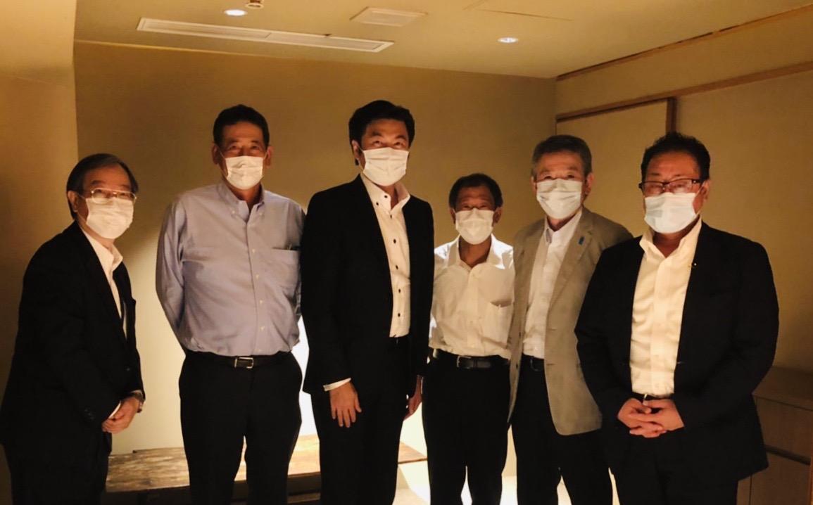 李處長（左三）與和田議員（右三）、黑川議員（右二）、向山議員（左二）及堀井議員（右一）等人合影