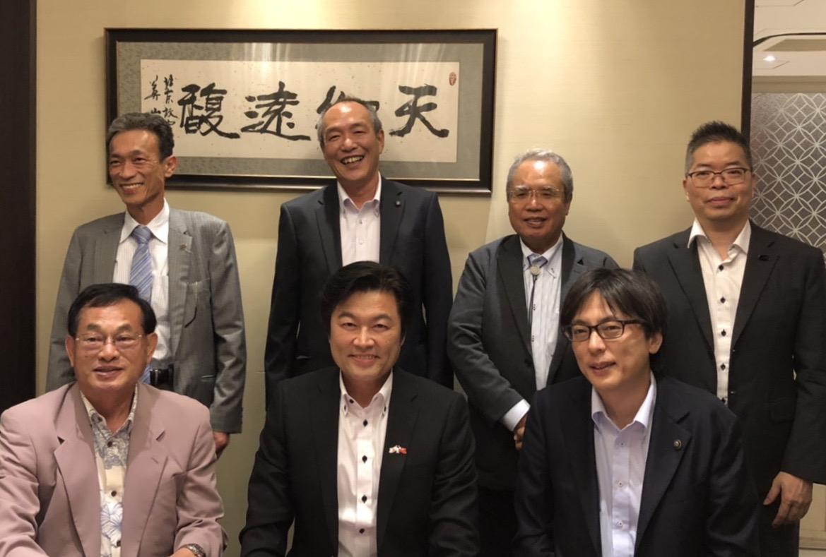 李處長(前排中)、林組長(後排右一)與福岡市長(前排右一)、松本會長(前排左一)、長谷川副議長(後排左一)、奧代表取締役(後排右二)及椿本社長(後排左一)合影