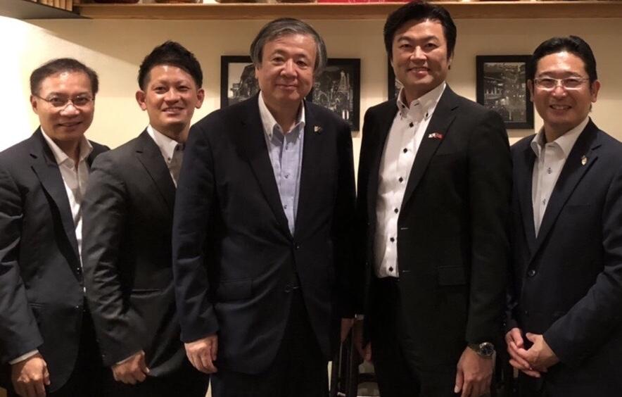 李處長(右二)、張副處長(左一)與夏野市長(中)、坪田次長(右一)及川田主任(左二)合影