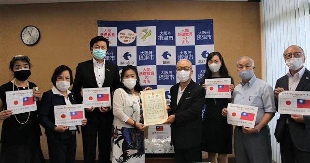 (左→右)松下秋霞女士、小川順子女士、李世丙處長、川野榮子女士、森山一正市長、楊慧萍僑務秘書、曾俊明先生、大塚賢龍先生