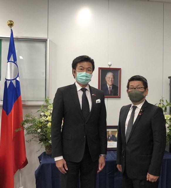李處長(左)全國日臺友好議員協議會藤田和秀會長(右)