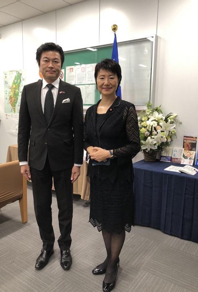 李處長(左)、渡嘉敷奈緒美眾議員(右)