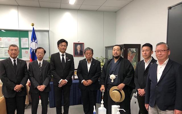 李處長（左三）與西村議員（右二）、竹山前市長（中）、野口會長（左一）、吉村理事長（右三）、近藤前支局長（左二）、森田副會長（右一）等人