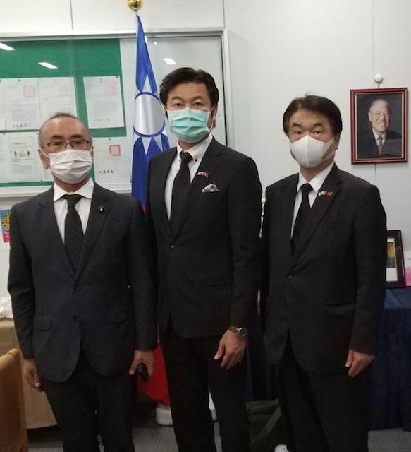 李處長（中）與秋田會長（左）及寺田會長（右）