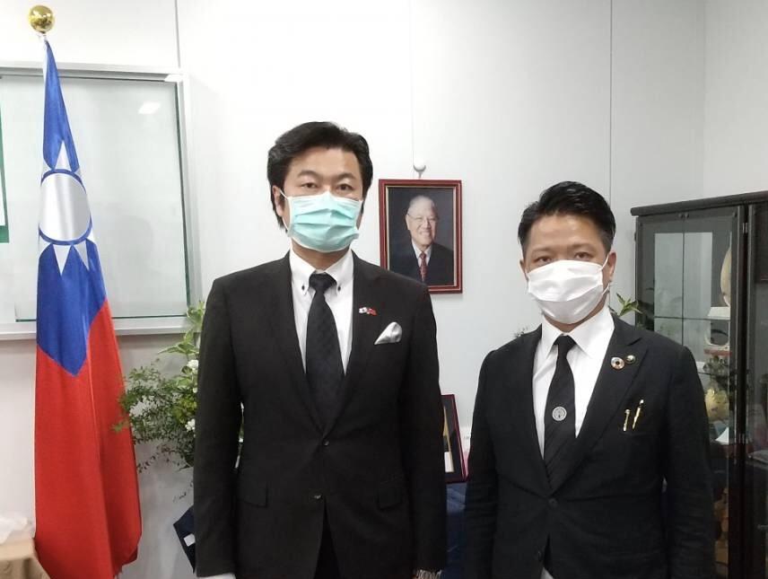 李處長（左）與永野市長（右）