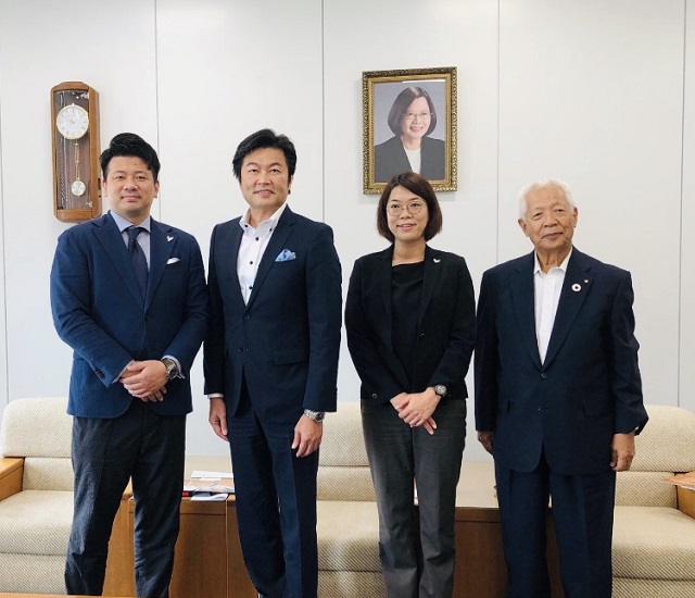 (由左至右)村川校長、李處長、松本事務局長、永野前會長
