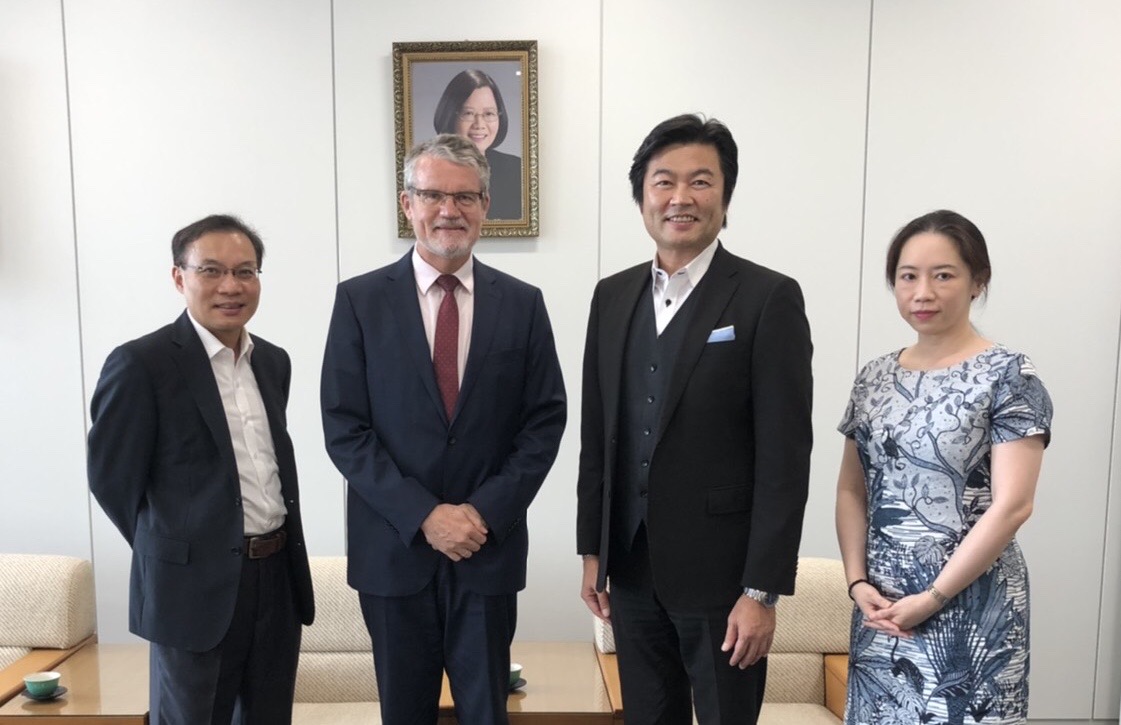 （左至右）張副處長、歐博哲總領事、李處長、沈副組長