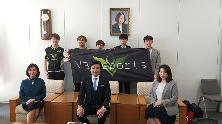 駐大阪辦事處李世丙處長(前排中)、蔣惠萍總長(前排左)、濱野香織董事長(前排右)，及V3 Esports電競選手們(後排)合影