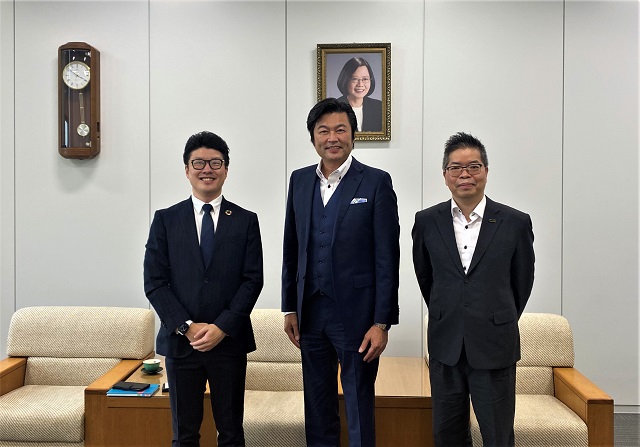 (左至右)森田俱亘代表取締役社長、李世丙處長、林明秋組長