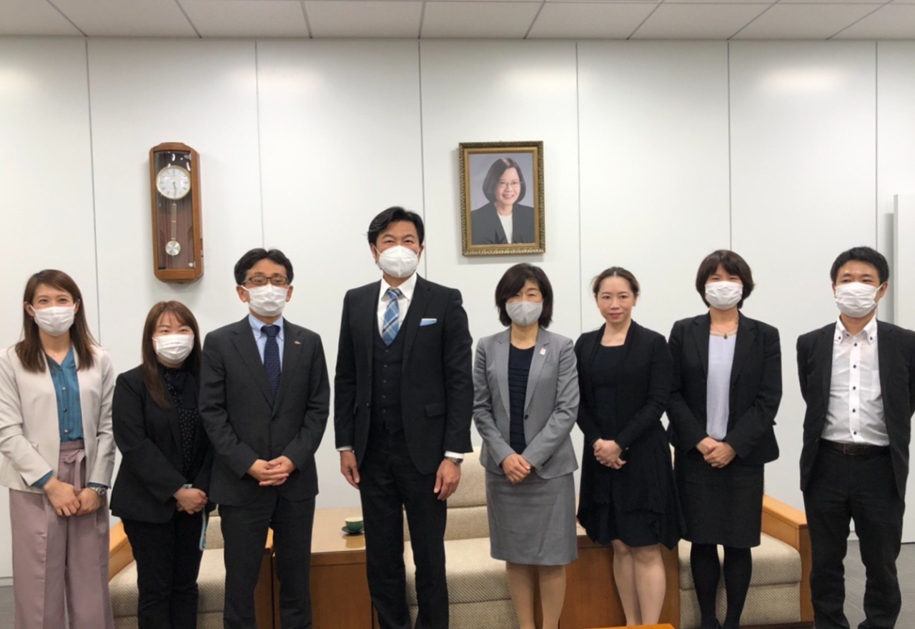 李處長（左四）、沈副組長（右三）、林秘書（右二）與門脇本部長（左三）、中原本部長（右四）等人