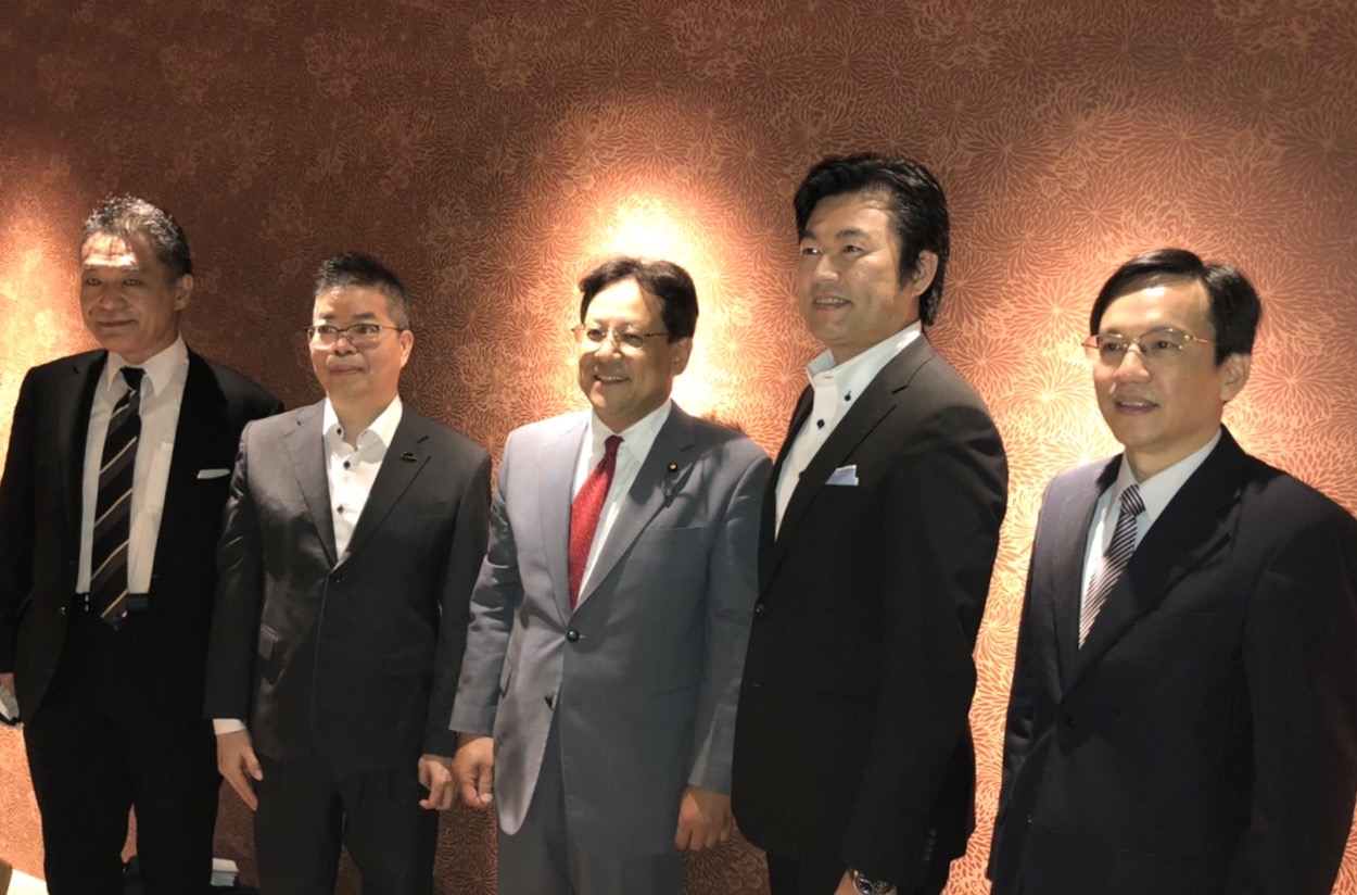 （左至右）關眾議員後援會加藤智久顧問、林組長、關眾議員、李處長、林所長