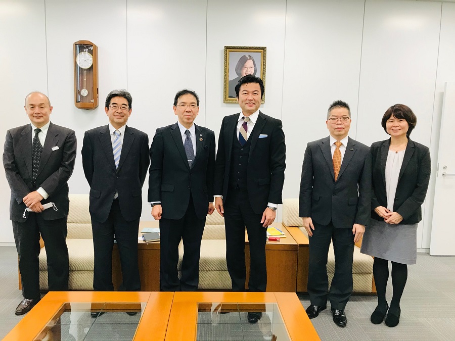 (左至右)關西大學國際事務局松川健志次長、藤田高夫副學長、前田裕學長、駐大阪辦事處李世丙處長、林明秋經濟組長、林育柔教育秘書