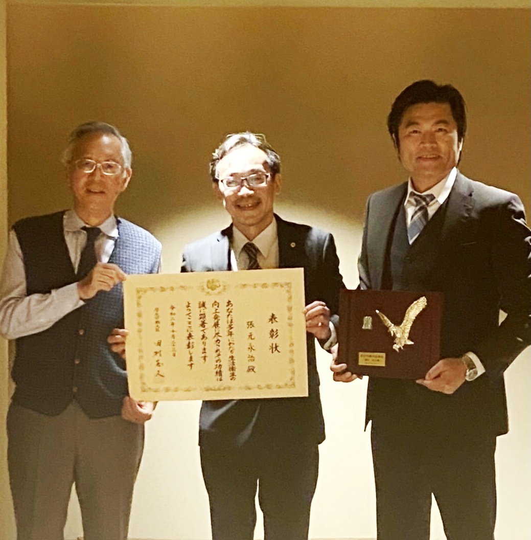 李世丙處長（右）與陸超會長（左）恭賀張元永治理事（中）獲獎