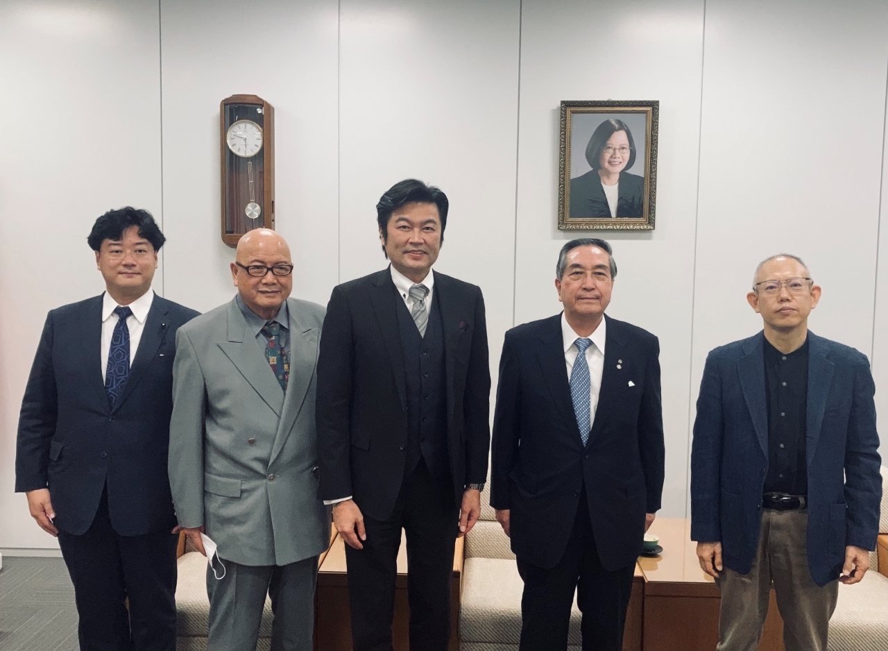 （左至右）山木茂議員、太原武夫副會長、李處長、山木靖雄會長、上水流久彥教授