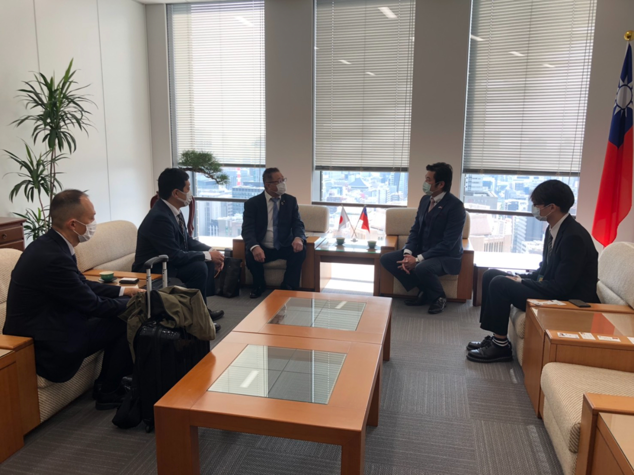 （左至右）松田議員、堅田議員、堀副議長、李處長