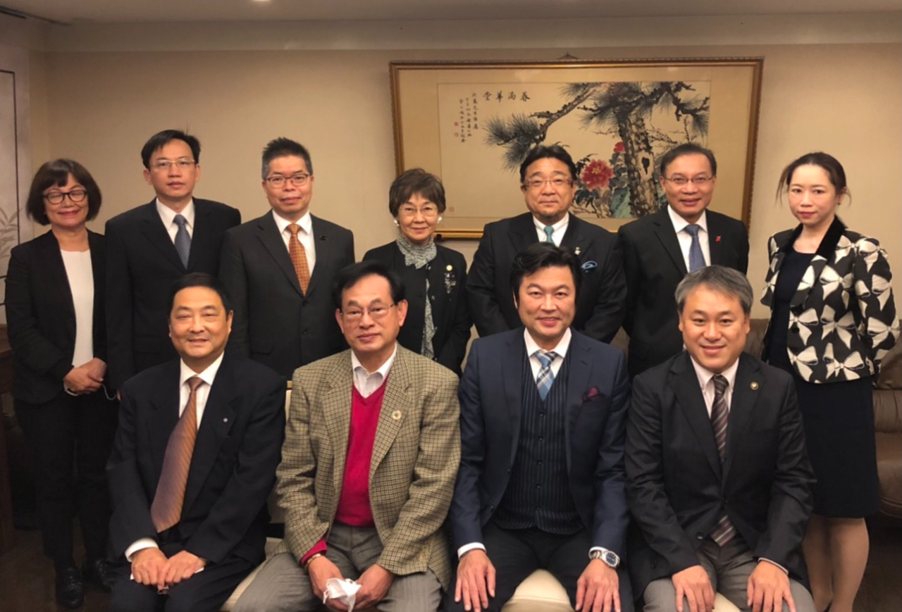 李處長（前右二）、張副處長（後右二）、林組長（後左三）、沈副組長（後右一）、林所長（後左二）等與宮本市長（前右一）、松本會長（前左二）、西川委員長（前左一）、瀧川會長（後右三）等