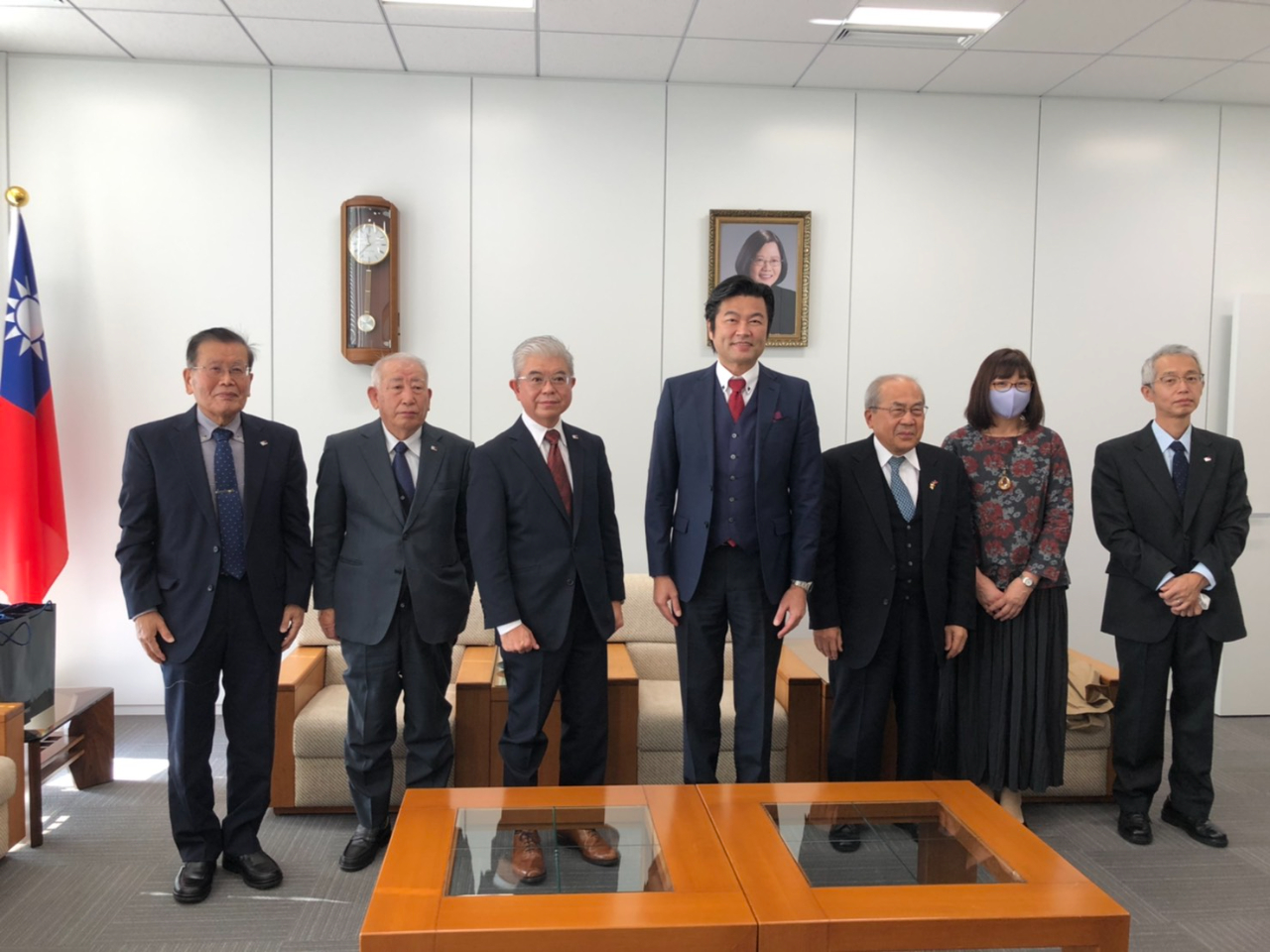 李處長（中）與川村會長（左三）、伊藤章副會長（左二）、伊藤文夫副會長（左一）等人合影