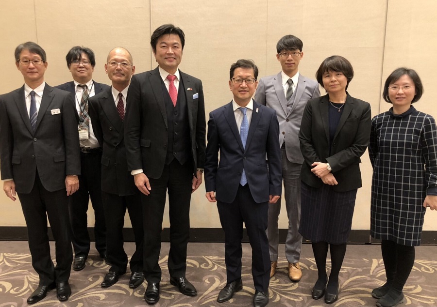 李處長(左四)等與濵田知事(右四)、濵渦所長(左三)、岡村部長(左一)、江口課長(左二)合影