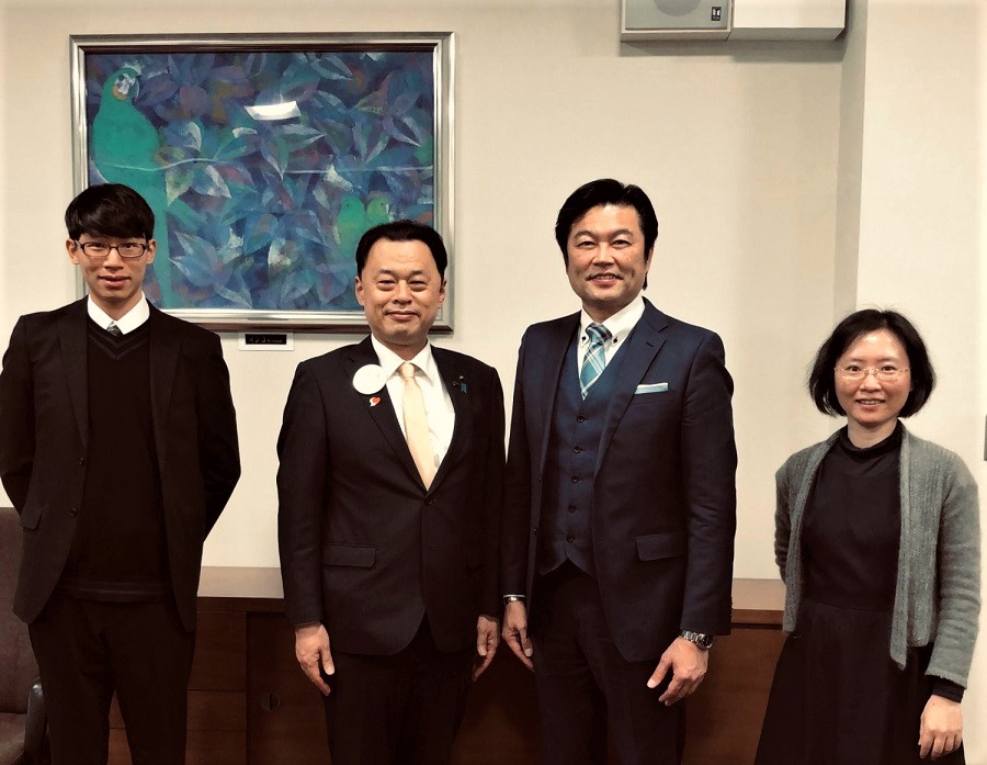 丸山達也知事(左二)李世丙處長(右二)吳承翰秘書(左一)李碧娟秘書(右一)