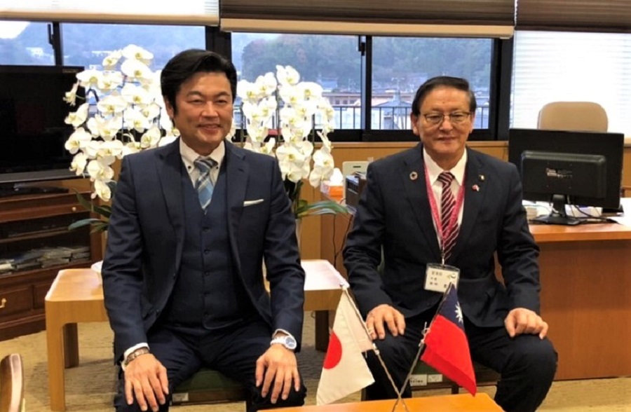 李世丙處長(左)、田中武夫市長(右)