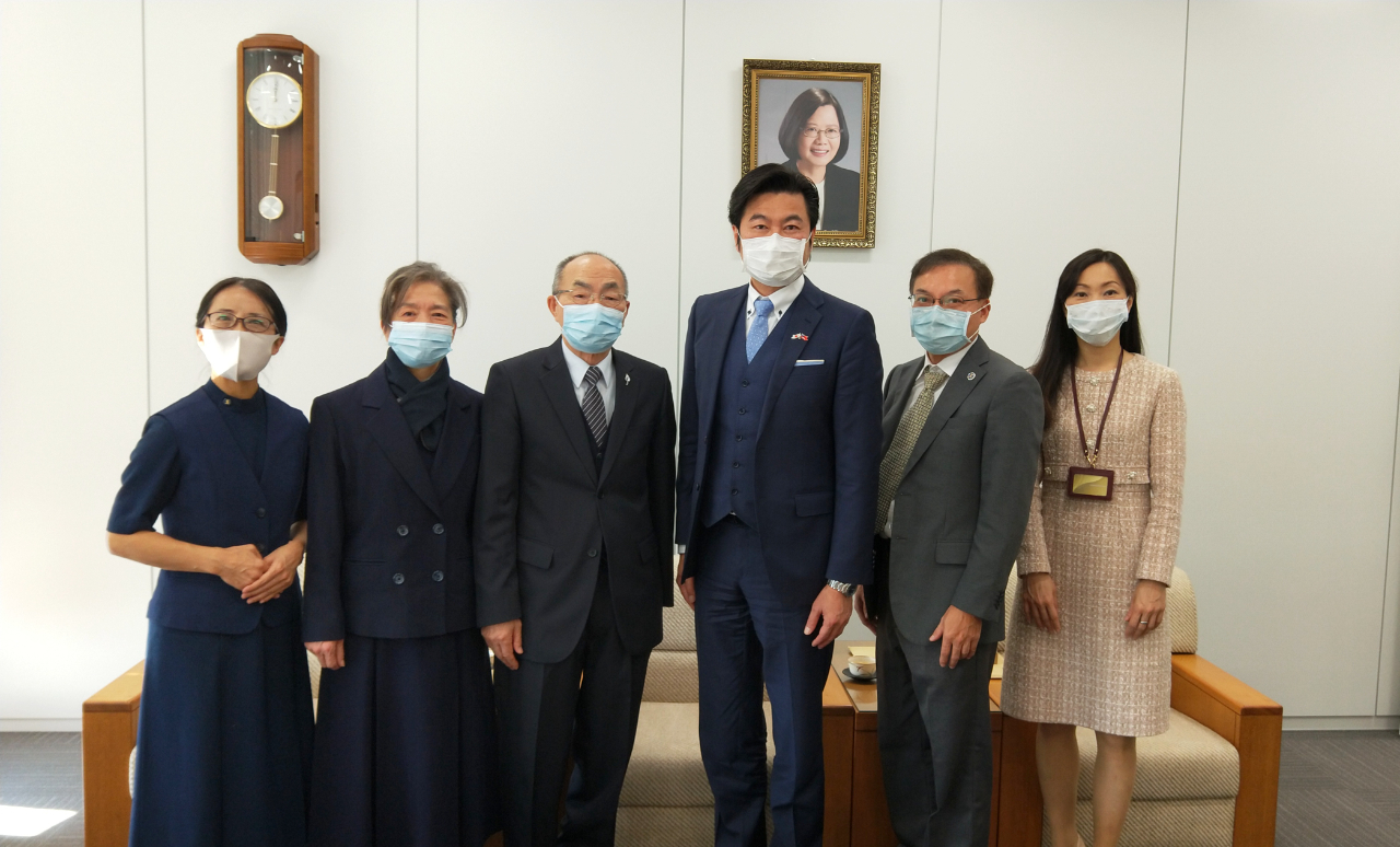 由左至右：陳靜慧師姐、中村瓊珠組長、中村省吾師兄、李世丙處長、張永賢副處長及楊慧萍僑務秘書