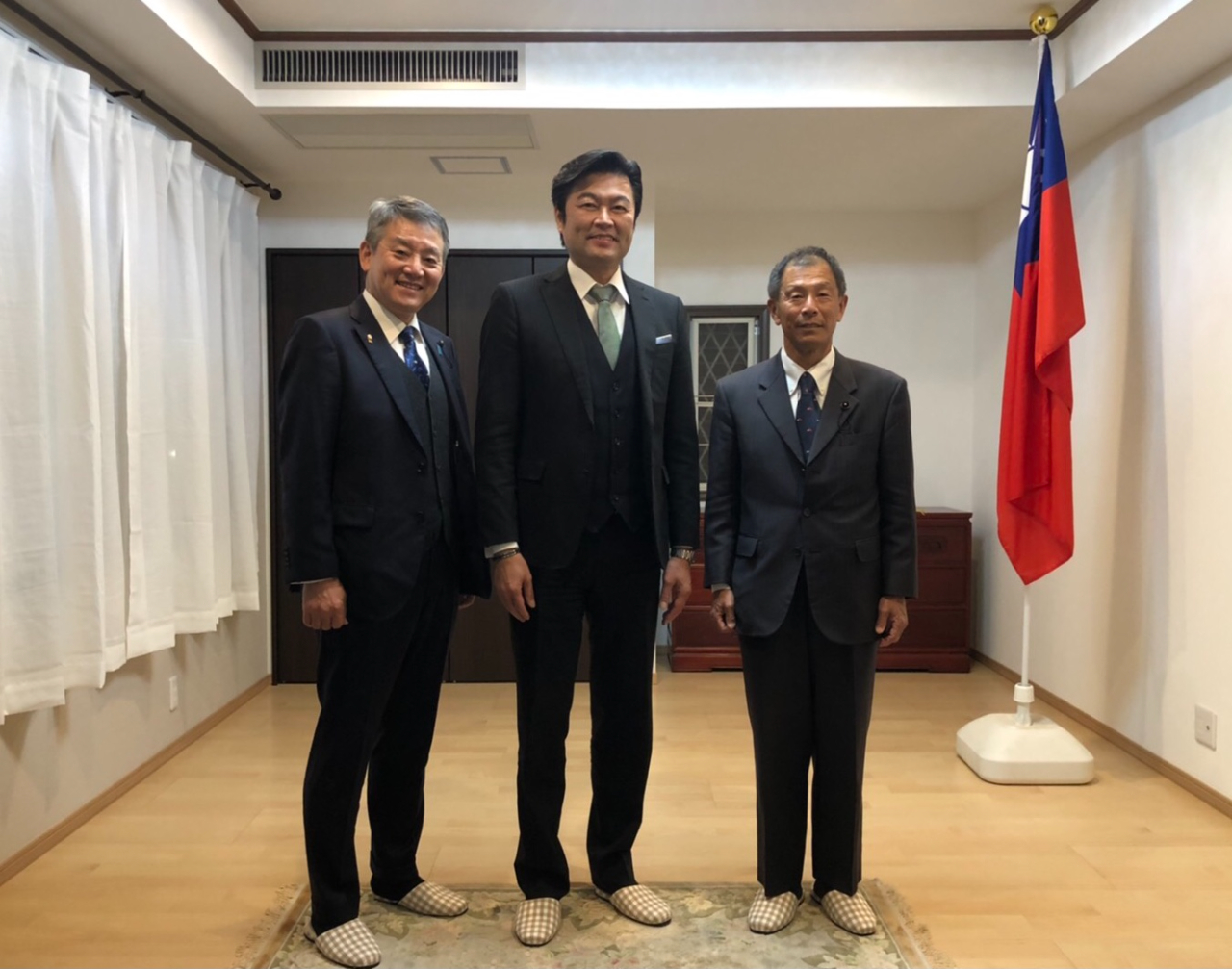 （左至右）黑川議員、李處長、和田議員