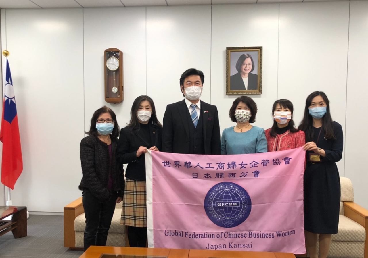 由左至右：世華日本關西分會神農彩瑞（理事）、劉雯玲副會長、李世丙處長、洪麗華會長、中西美姬副會長及楊慧萍秘書