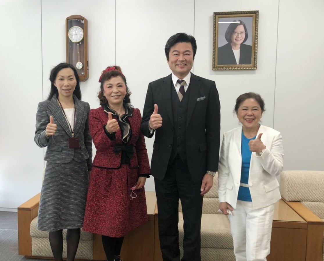 圖說：由右至左：深小青秘書長、李世丙處長、謝美香名譽會長、楊慧萍秘書