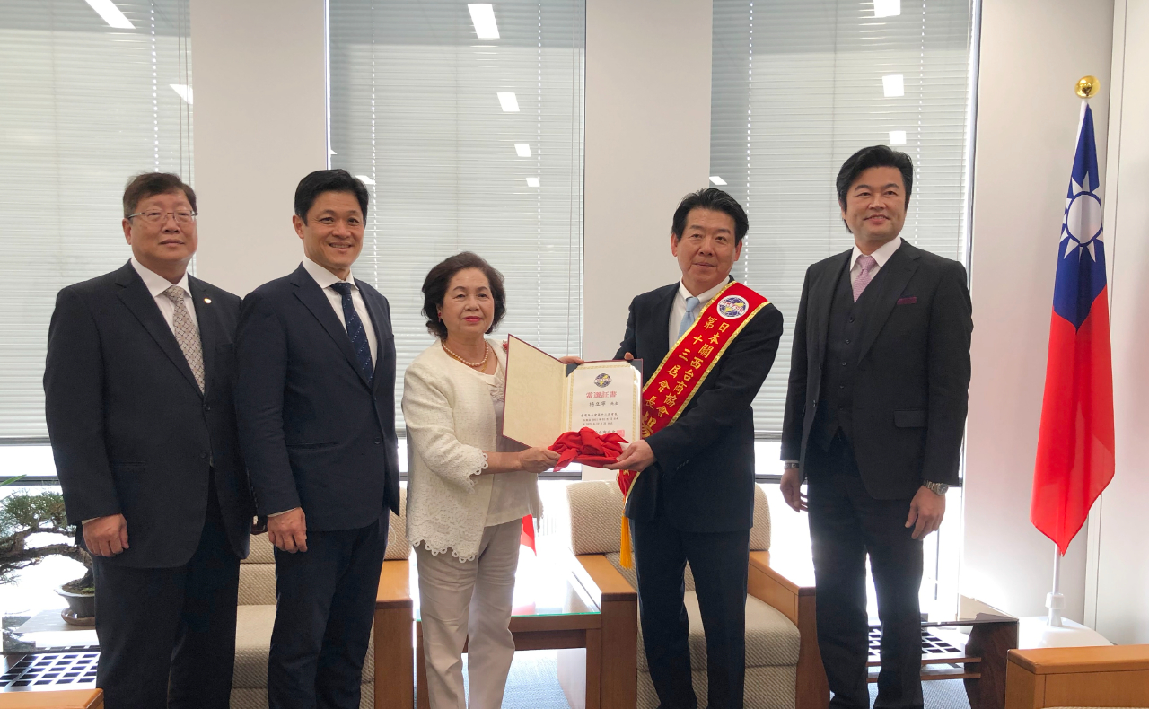 在李世丙處長（右）及陳五福總會長（左2）、林隆裕監事長（左1）見證下，俞秀霞會長將印信及當證書交接給楊立寧會長