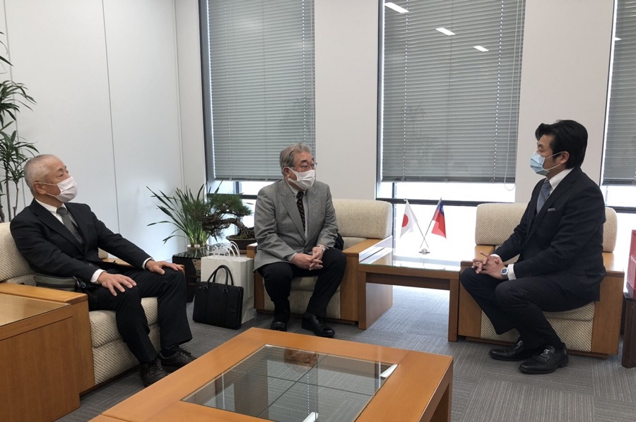 近藤監事(左)、小椋理事長(中)、李處長(右)