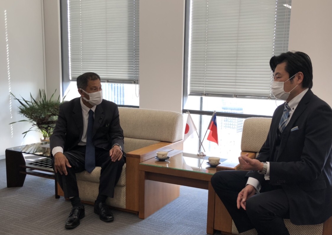 李處長 (右)與和田議員(左)