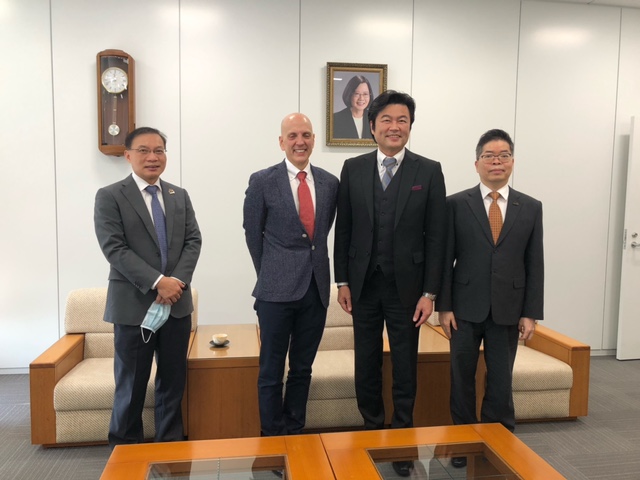 （左至右）張副處長、魏執行長、李處長、林組長