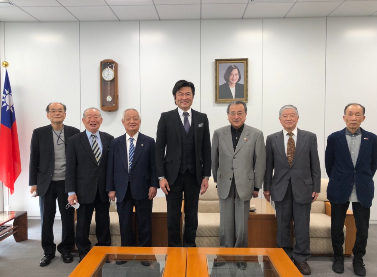 李處長（中）與阪口理事長（右三）、兒玉會長（左三）等人合影