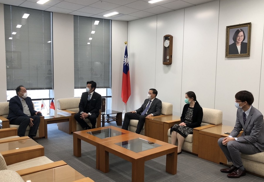 (由左至右)簑原理事長、李處長、張副處長、沈副組長、吳秘書