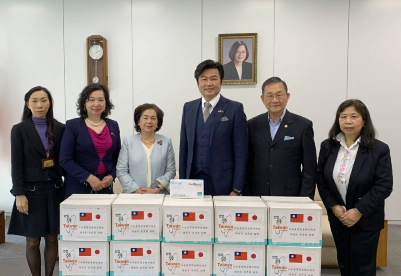 由右至左：東良華珠特助、林清治創會會長、李世丙處長、俞秀霞總會長、上島彩秘書長、楊慧萍僑務秘書