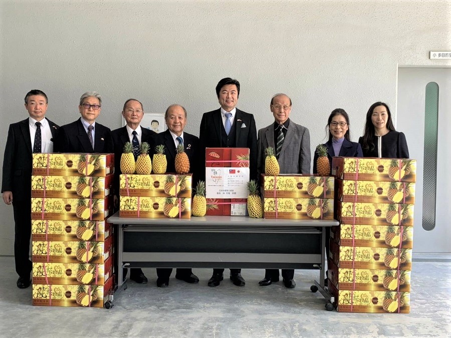 林學謙事務局長、葉山祐造副幹事長、蔡伸雄副會長、洪里勝信會長、李世丙處長、連茂雄理事長、陳雪霞校長、楊慧萍秘書