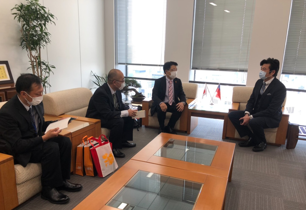 （左至右）山口課長、川口課長、鶴村所長、李處長