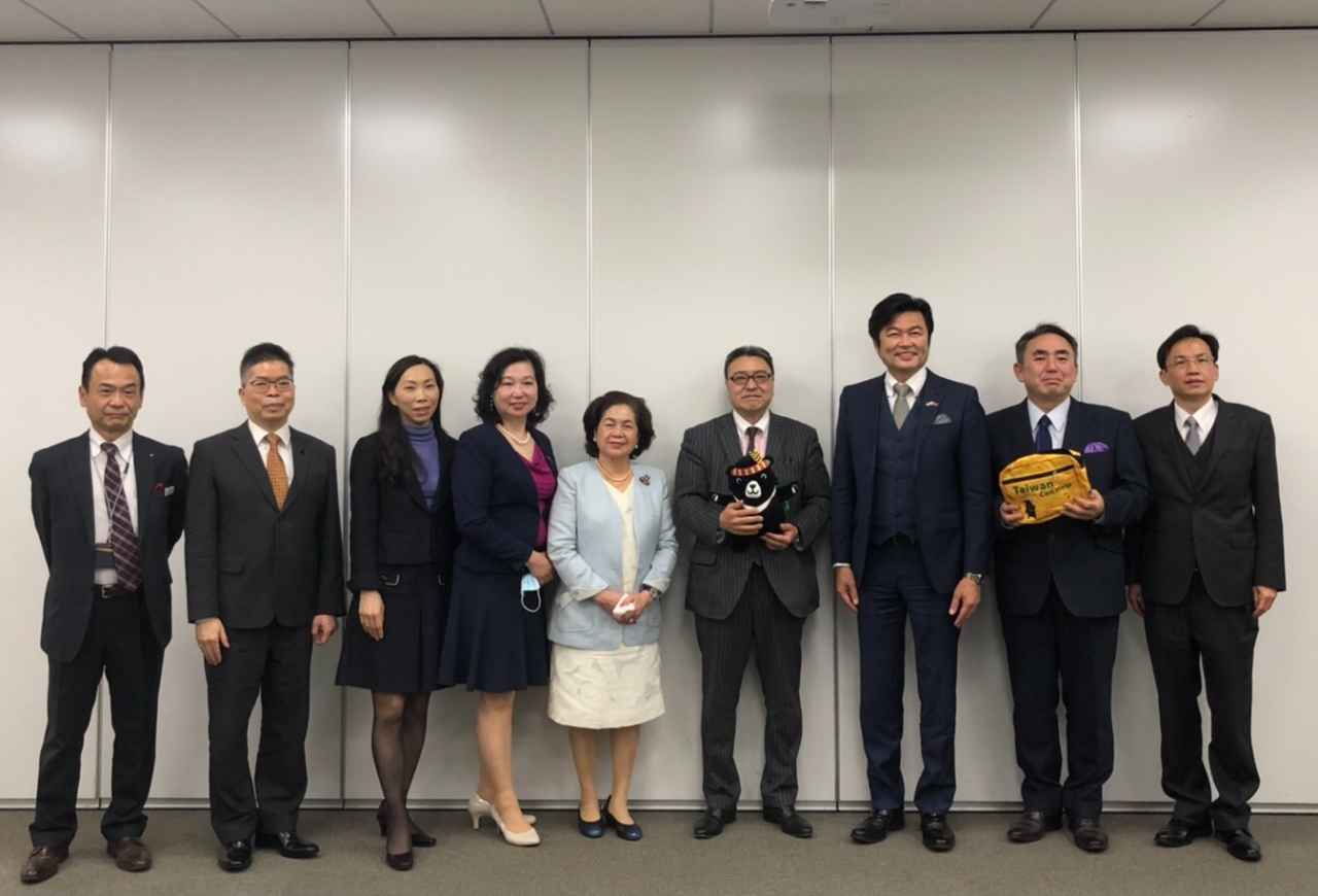 （左至右）村中部長、林組長、楊秘書、上島彩事務長、俞總會長、尾原專務執行役員、李處長、長野常務執行役員、林所長