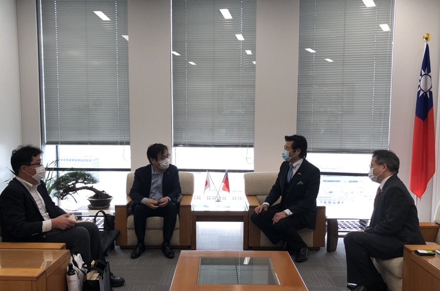 (左至右)松石所長、岩佐所長、李處長、林組長