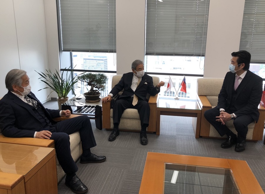 貴志支部長(左)、有田會長(中)、李處長(右)